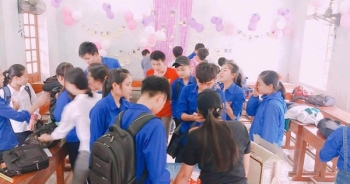 Nghệ An: Tập thể các bạn nữ tổ chức tiệc toàn màu hồng cho hội con trai trong lớp