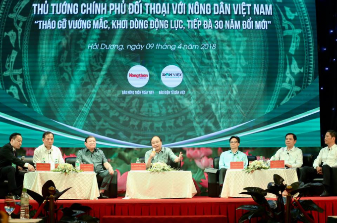 Thủ tướng Nguyễn Xu&acirc;n Ph&uacute;c dự đối thoại với n&ocirc;ng d&acirc;n.