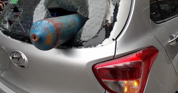 Hà Nội: Đang lưu thông trên đường, chiếc ôtô bị một bình gas từ “trên trời" rơi trúng