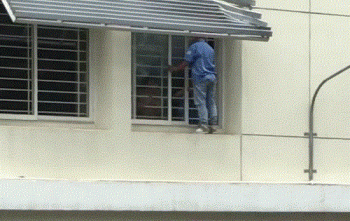 Clip: Nam sinh viên ở Sài Gòn leo ra cửa sổ để nhảy lầu tự tử vì kết quả thi kém