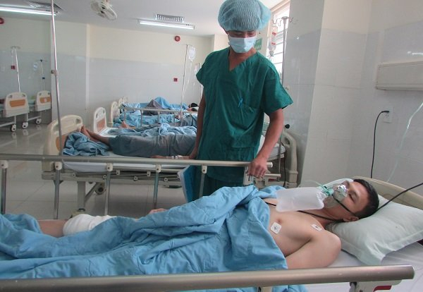 Anh Việt đang được cấp cứu tại bệnh viện.