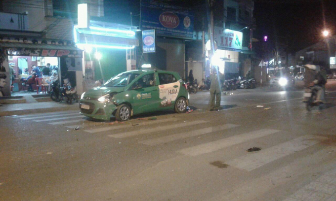 Xe Taxi Mai Linh bị nổ lốp v&agrave; hư hỏng b&ecirc;n h&ocirc;ng đầu xe.