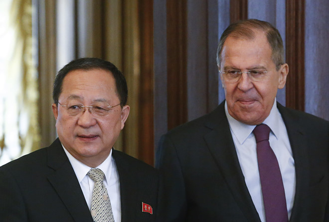 Ngoại trưởng Nga Sergei Lavrov v&agrave; Bộ trưởng Ngoại giao Triều Ti&ecirc;n Ri Yong Ho. Ảnh: Reuters.