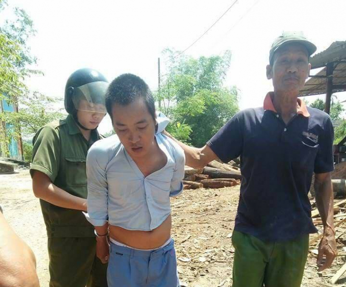 Trương Văn Nghĩa (&aacute;o m&agrave;u trắng) bị bắt giữ.