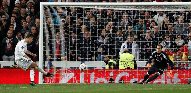 C.Ronaldo thực hiện th&agrave;nh c&ocirc;ng quả phạt đền, ấn định kết quả 1-3 chung cuộc của trận đấu.