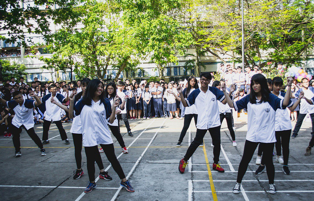 Học sinh Trường THPT V&otilde; Thị S&aacute;u (Tp Hồ Ch&iacute; Minh) tham gia c&aacute;c hoạt động vui chơi, nhảy flashmob trong giờ ra chơi. (Ảnh: Sỹ Huy)