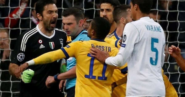 Tức giận vì Juventus bị phạt đền, Buffon gọi trọng tài là “kẻ giết người”