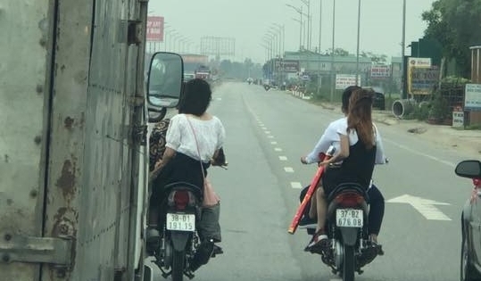Công an triệu tập nhóm nam thanh nữ tú “đầu trần” điều khiển xe máy chặn ô tô trên quốc lộ