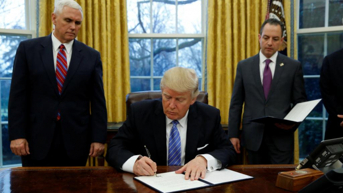 Tổng thống Mỹ Donald Trump k&yacute; sắc lệnh r&uacute;t Mỹ khỏi TPP tại Nh&agrave; Trắng. (Ảnh: Reuters)
