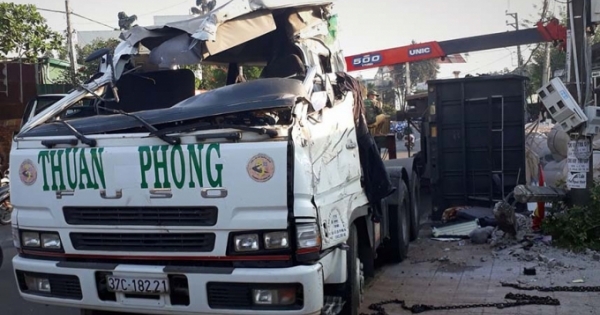 Lâm Đồng: Xe chở alumin mất lái, tài xế tử vong trong cabin