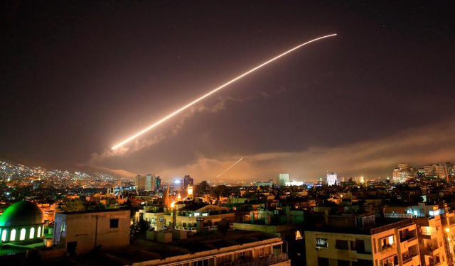 Syria bắn t&ecirc;n lửa đ&aacute;nh chặn t&ecirc;n lửa của li&ecirc;n qu&acirc;n do Mỹ đứng đầu tr&ecirc;n thủ đ&ocirc; Damascus s&aacute;ng sớm ng&agrave;y 14/4 (Ảnh: AP)