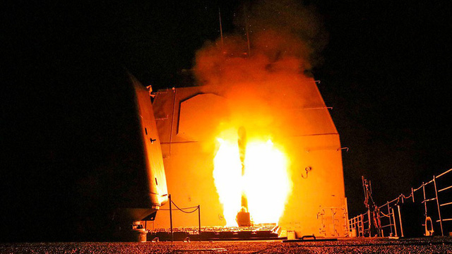 T&agrave;u tuần dương USS Monterey của Mỹ n&atilde; t&ecirc;n lửa Tomahawk v&agrave;o Syria (Ảnh: Reuters)