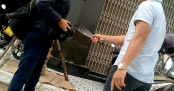 Bình Định: Khởi tố người đàn ông cầm dao phay dọa giết phóng viên