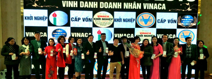 CEO Nguyễn Xu&acirc;n Thu (đứng giữa) trong lễ vinh danh doanh nh&acirc;n của VINACA (Ảnh: IT)