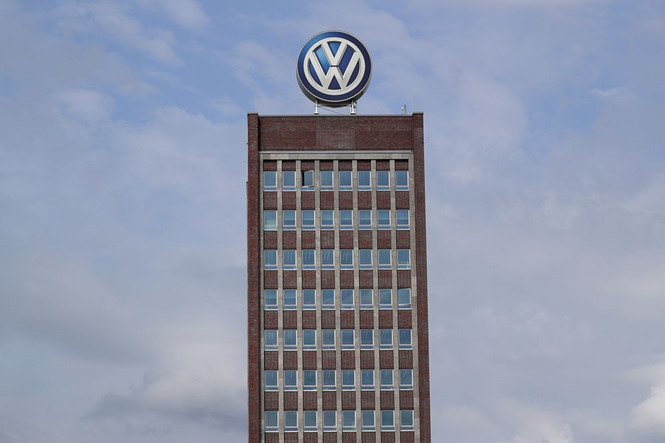 Logo Volkswagen tr&ecirc;n trụ sở của h&atilde;ng ở Wolfsburg (Đức)
