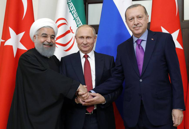 (Từ tr&aacute;i qua phải) Tổng thống Iran Hassan Rouhani, Tổng thống Nga Vladimir Putin v&agrave; Tổng thống Thổ Nhĩ Kỳ Recep Tayyip Erdogan trong cuộc gặp tại Sochi để b&agrave;n về vấn đề Syria năm 2017 (Ảnh: AFP)
