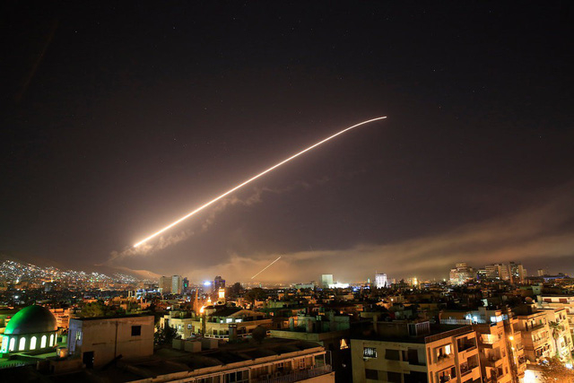 T&ecirc;n lửa bay tr&ecirc;n bầu trời thủ đ&ocirc; Damascus của Syria trong cuộc kh&ocirc;ng k&iacute;ch h&ocirc;m 14/4 (Ảnh: AP)