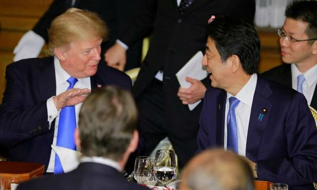 &Ocirc;ng Trump v&agrave; &ocirc;ng Abe tại cuộc gặp năm 2017.