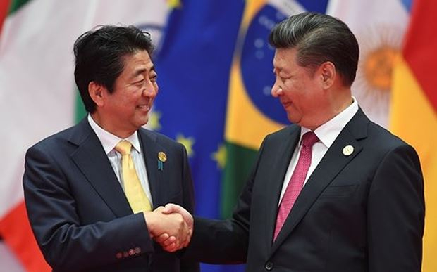 Thủ tướng Nhật Bản Shinzo Abe (tr&aacute;i) v&agrave; Chủ tịch Trung Quốc Tập Cận B&igrave;nh (phải). (Ảnh: Pinterest)