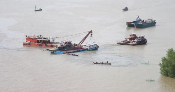 Toàn cảnh vụ sà lan đâm nhau bị chìm trên sông Sài Gòn