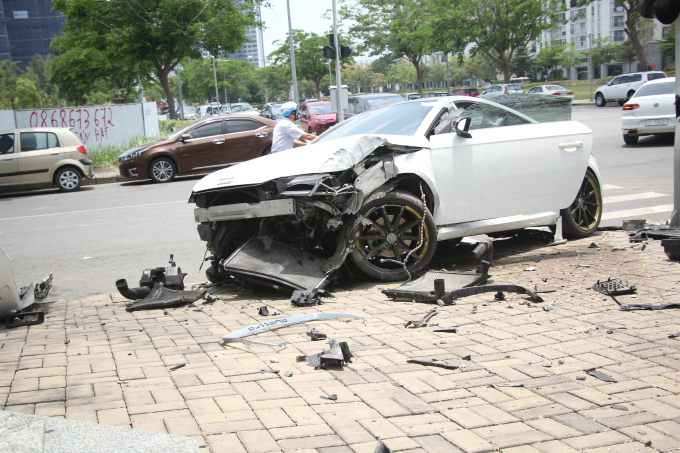 Chiếc Audi tiền tỉ n&aacute;t bươm sau tai nạn.
