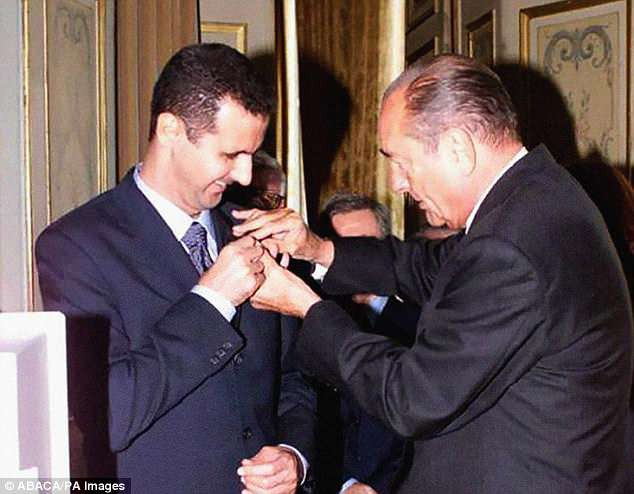 Cựu Tổng thống Ph&aacute;p Jacques Chirac trao hu&acirc;n chương Bắc đẩu Bội tinh cho Tổng thống Syria Bashar al-Assad trong chuyến thăm tới Paris năm 2001 (Ảnh: PA)