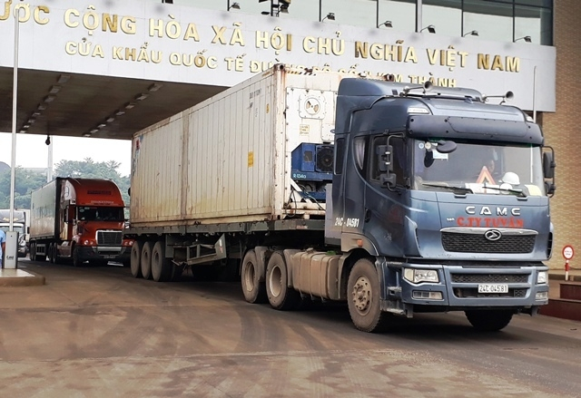 Xe chở thanh long xuất khẩu sang Trung Quốc qua cửa khẩu L&agrave;o Cai, s&aacute;ng 19-4.
