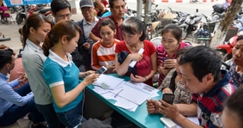 Hà Nội: Người dân xếp hàng đợi chụp ảnh "chính chủ" thuê bao di động