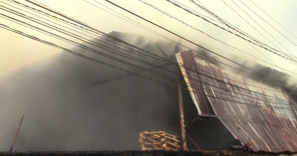 Bình Dương: Hỏa hoạn thiêu rụi gần 500m2 nhà xưởng