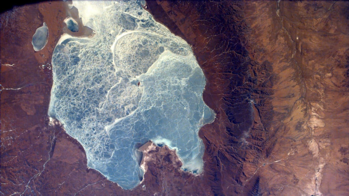 Hồ Thanh Hải, Trung Quốc:&nbsp;EarthKAM của NASA đ&atilde; chụp được h&igrave;nh ảnh si&ecirc;u thực n&agrave;y của Hồ Thanh Hải - lớn nhất ở Trung Quốc.&nbsp;Nằm tr&ecirc;n cao nguy&ecirc;n T&acirc;y Tạng, hồ trải d&agrave;i tr&ecirc;n 1.667 dặm vu&ocirc;ng v&agrave; đạt đến một độ s&acirc;u 84 feet.