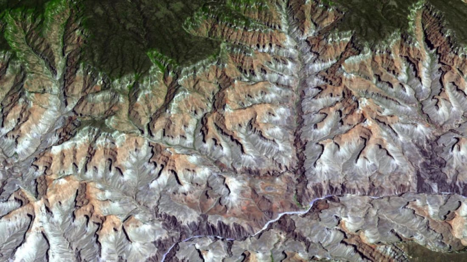 Park Grand Canyon, Mỹ: Bức ảnh cho ta thấy được&nbsp; điều kỳ diệu của thi&ecirc;n nhi&ecirc;n, vườn quốc gia nổi tiếng nhất của Mỹ trải d&agrave;i 277 dặm d&agrave;i v&agrave; chiều s&acirc;u l&agrave; một dặm.&nbsp;Từ phi thuyền Terra của NASA, c&aacute;c mạch đ&aacute; đỏ của hẻm n&uacute;i tr&ocirc;ng giống như một t&aacute;c phẩm nghệ thuật.