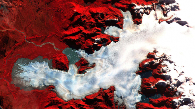 Patagonia, Chile:&nbsp;H&igrave;nh ảnh một tấm băng ở Northern Patagonia c&oacute; c&aacute;c m&agrave;u được g&aacute;n - với thực vật m&agrave;u đỏ - để đo k&iacute;ch thước của s&ocirc;ng băng theo thời gian.