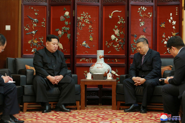 &nbsp;Nh&agrave; l&atilde;nh đạo Triều Ti&ecirc;n&nbsp;Kim Jong-un đ&atilde; tới&nbsp;Đại sứ qu&aacute;n Trung Quốc để chia buồn. (Ảnh: Reuters)