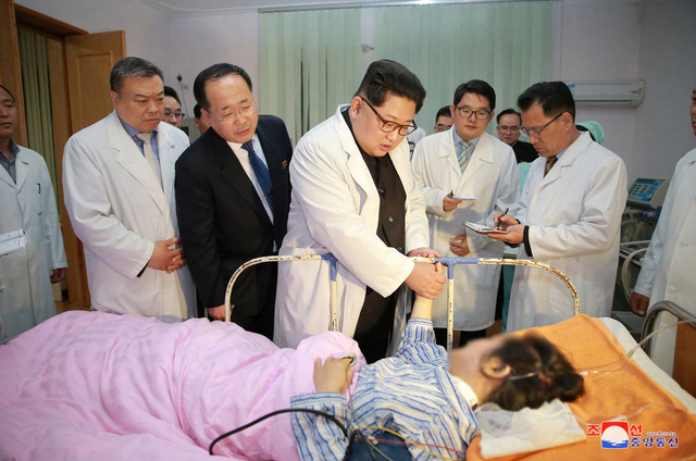 &Ocirc;ng Kim Jong-un đ&atilde; đ&iacute;ch th&acirc;n tới giường bệnh để thăm hỏi những người bị thương. (Ảnh: Reuters)
