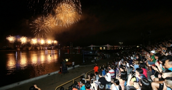 Đà Nẵng: Cho phép các tàu du lịch đủ điều kiện bán vé lên tàu xem pháo hoa