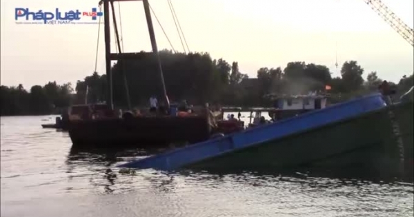 Bình Dương: Trục vớt sà lan lật úp trên sông Sài Gòn