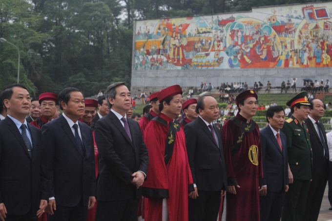 Thủ tướng Nguyễn Xu&acirc;n Ph&uacute;c v&agrave; c&aacute;c đại biểu về d&acirc;ng hương tưởng niệm c&aacute;c Vua H&ugrave;ng s&aacute;ng ng&agrave;y 10/3 &acirc;m lịch.