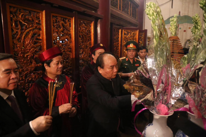 Thủ tướng Nguyễn Xu&acirc;n Ph&uacute;c d&acirc;ng hương trong cung tại Điện K&iacute;nh Thi&ecirc;n tr&ecirc;n đỉnh n&uacute;i Nghĩa Lĩnh.&nbsp;