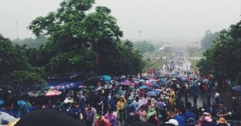 Lực lượng an ninh và sinh viên đội mưa nhiều giờ hướng dẫn du khách tại Đền Hùng