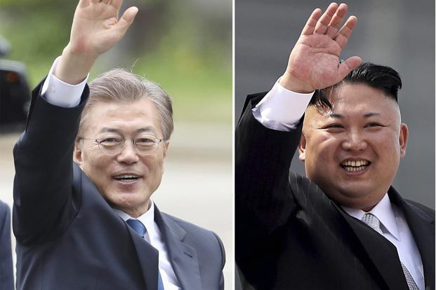 Tổng thống Moon Jae-in (tr&aacute;i) v&agrave; nh&agrave; l&atilde;nh đạo Kim Jong-un (Ảnh: AP)