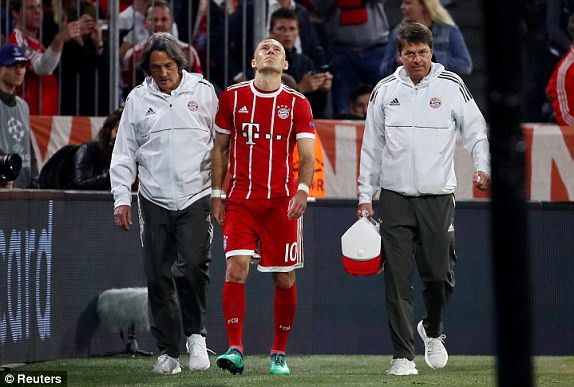 Robben chấn thương v&agrave; rời s&acirc;n. (Ảnh: Reuters)