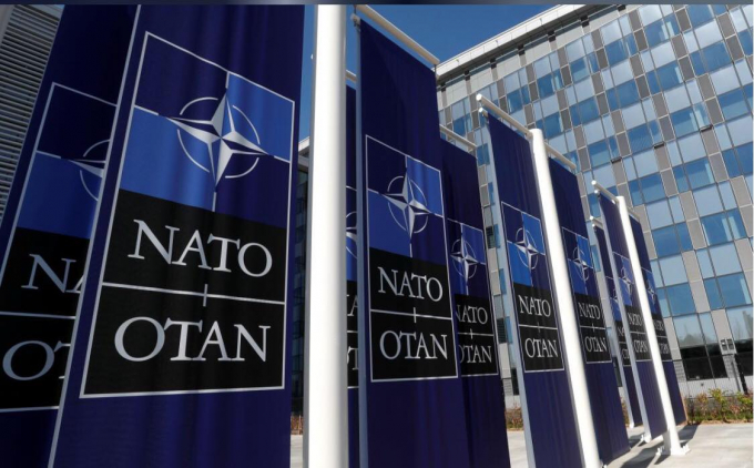 C&aacute;c logo của NATO được tại lối v&agrave;o trụ sở mới của NATO tại Brussels, Bỉ ng&agrave;y 19 th&aacute;ng 4 năm 2018.  Ảnh: Reuters
