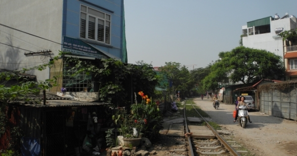 Quán bia, quán nước lụp xụp lấn chiếm hành lang an toàn đường sắt ở quận Bắc Từ Liêm