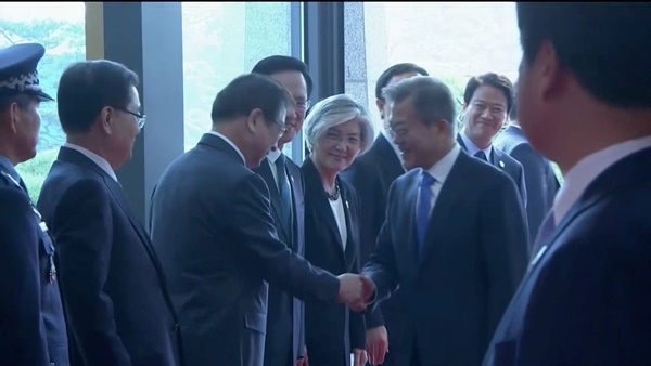 Tổng thống Moon Jae-in bắt tay c&aacute;c quan chức tại l&agrave;ng Panmunjom. (Ảnh:&nbsp;Reuters)