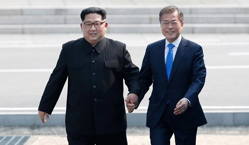Nh&agrave; l&atilde;nh đạo Triều Ti&ecirc;n Kim Jong-un v&agrave; Tổng thống H&agrave;n Quốc Moon Jae-in nắm tay nhau ở l&agrave;ng đ&igrave;nh chiến B&agrave;n M&ocirc;n Điếm. Ảnh: Reuters