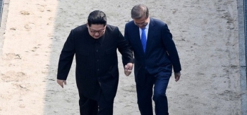 Khoảnh khắc Chủ tịch Triều Tiên Kim Jong-un bước chân qua biên giới Hàn-Triều