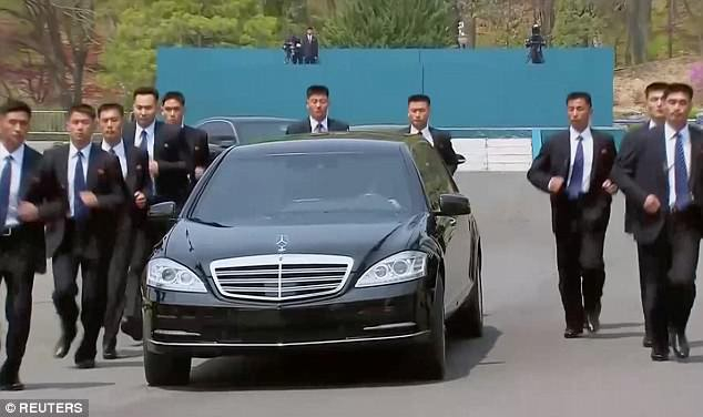 12 vệ sĩ chạy bộ quanh chiếc S600 Pullman Guard chở &ocirc;ng Kim Jong-un rời Khu phi qu&acirc;n sự li&ecirc;n Triều sau cuộc gặp với Tổng thống H&agrave;n Quốc Moon Jae-in (Ảnh: Reuters)