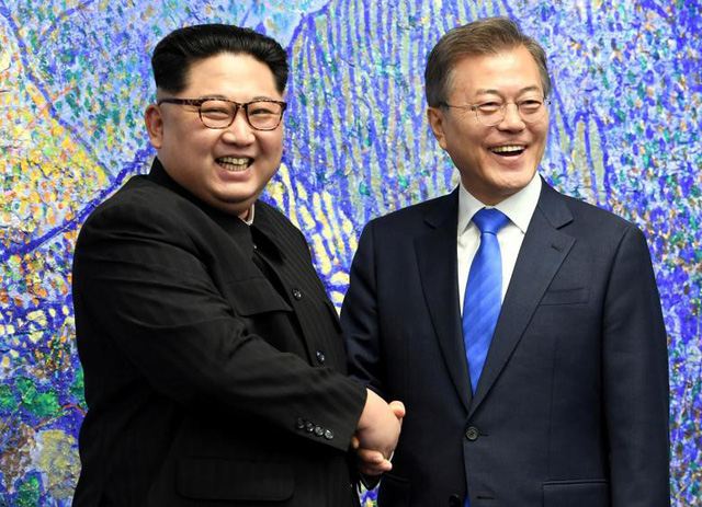 Tổng thống Moon Jae-in v&agrave; nh&agrave; l&atilde;nh đạo Kim Jong-un bắt tay tại hội nghị thượng đỉnh li&ecirc;n Triều ng&agrave;y 27/4 (Ảnh: Reuters)