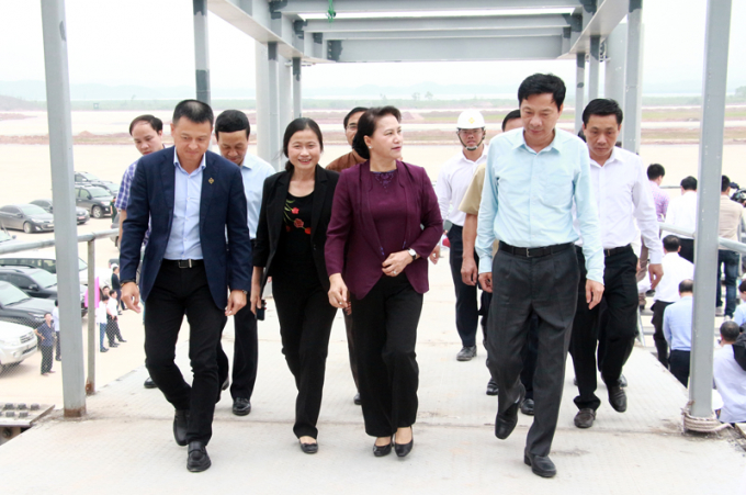 Chủ tịch Quốc hội Nguyễn Thị Kim Ng&acirc;n c&ugrave;ng c&aacute;c đại biểu tham quan Cảng h&agrave;ng kh&ocirc;ng V&acirc;n Đồn.