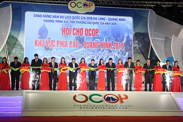 C&aacute;c đại biểu cắt băng khai mạc Hội chợ OCOP khu vực ph&iacute;a Bắc - Quảng Ninh 2018